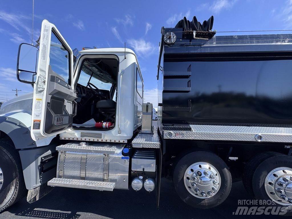 Mack GR64F Camion ribaltabili