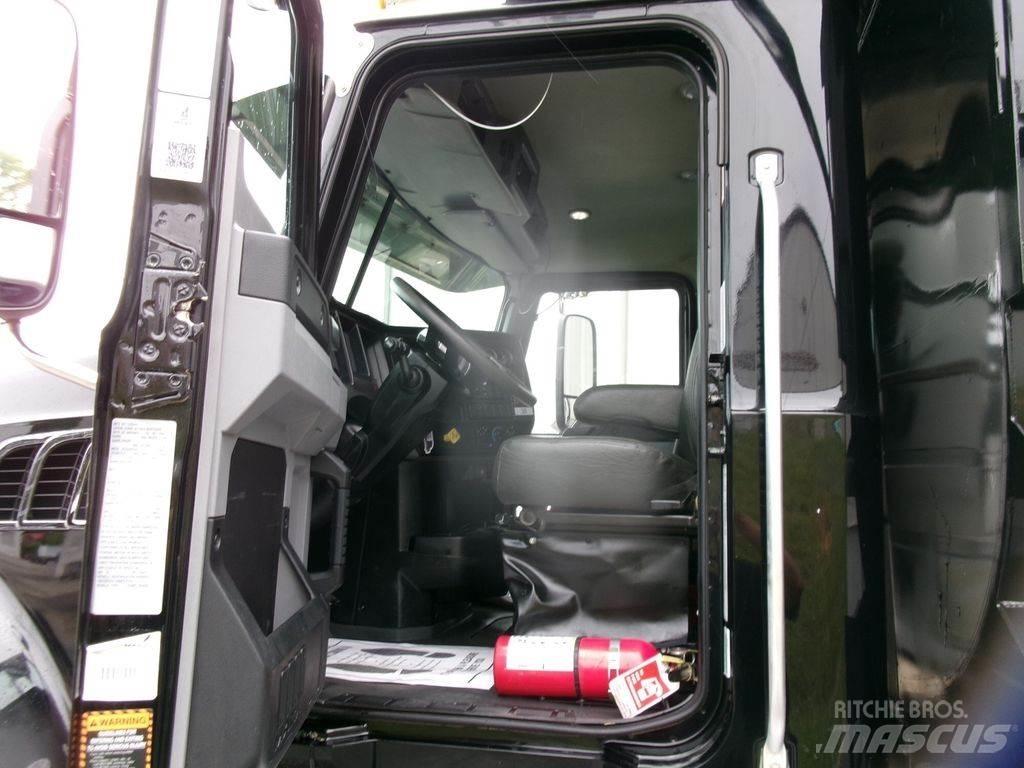 Mack GR64F Camion ribaltabili