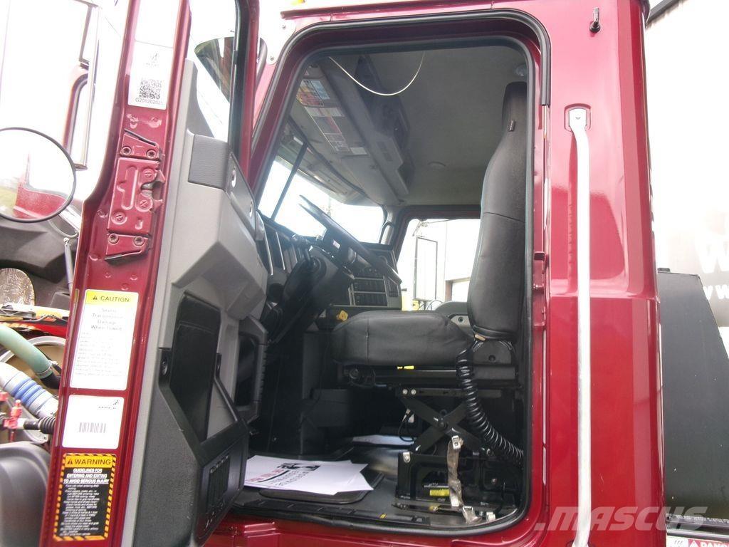 Mack GR64F Camion ribaltabili