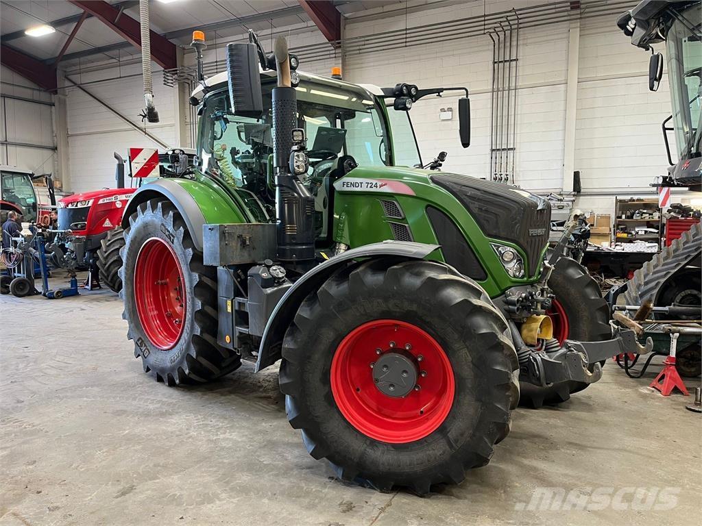 Fendt 724 VARIO S4 Trattori
