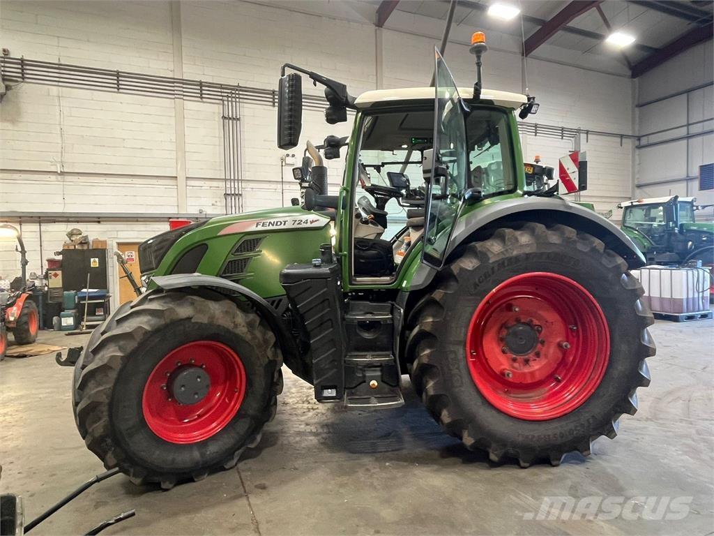 Fendt 724 VARIO S4 Trattori