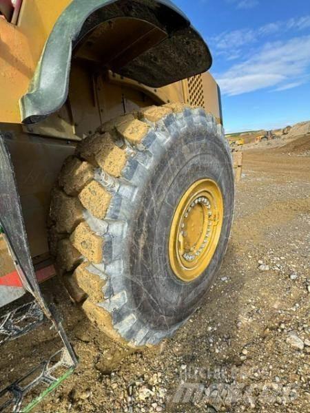 CAT 980M Pale gommate