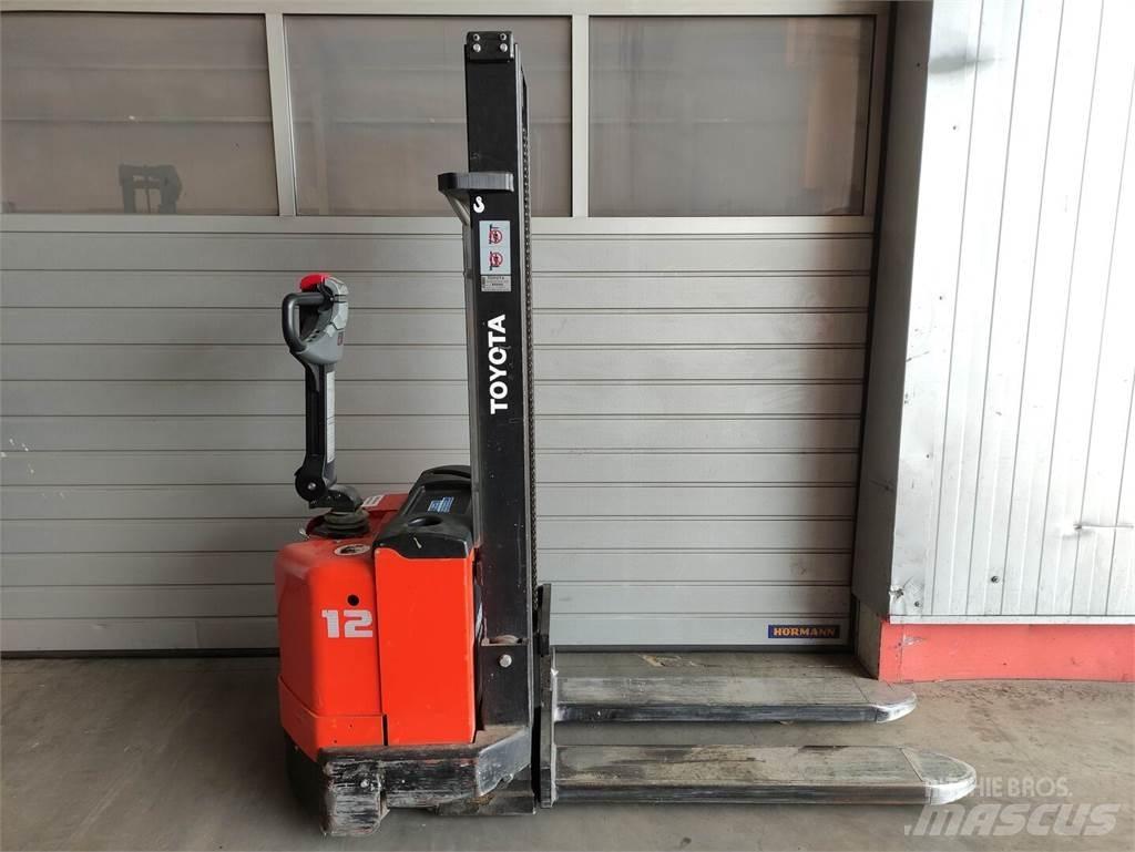 Toyota 7SM12 Transpallet uomo a terra