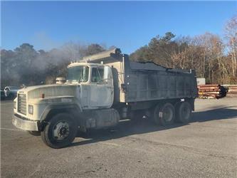 Mack RD690S