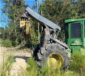 John Deere 748L