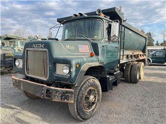 Mack DM686S