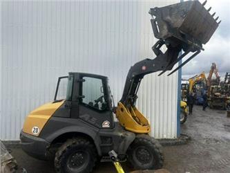 Mecalac AS700 a bras rotatif / swing