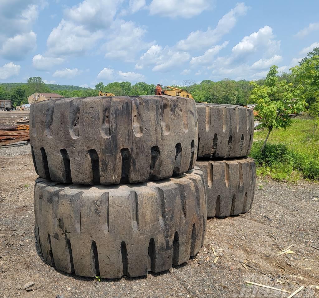  UNMATCHED USED RADIAL TIRES Pale gommate