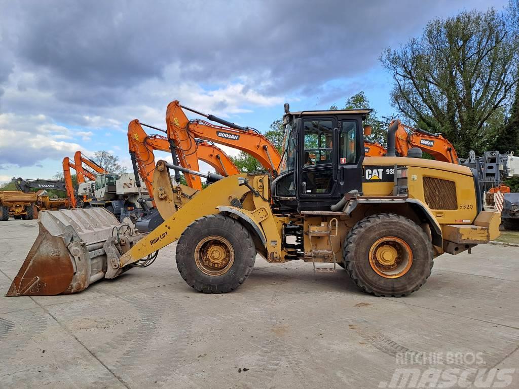 CAT 938M (with round steer) Pale gommate