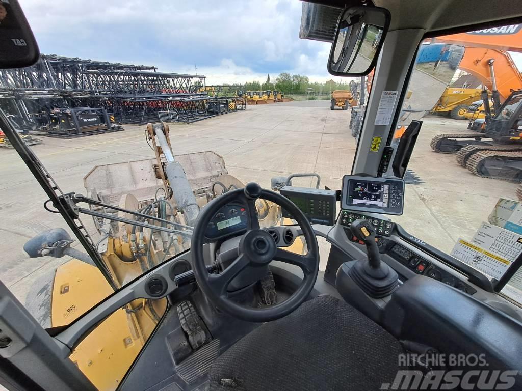 CAT 938M (with round steer) Pale gommate