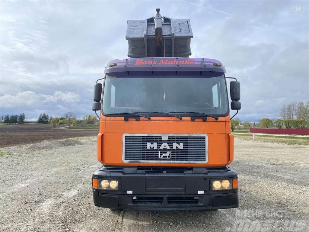 MAN 26.403 , 28 m3 metal container Camion con gancio di sollevamento