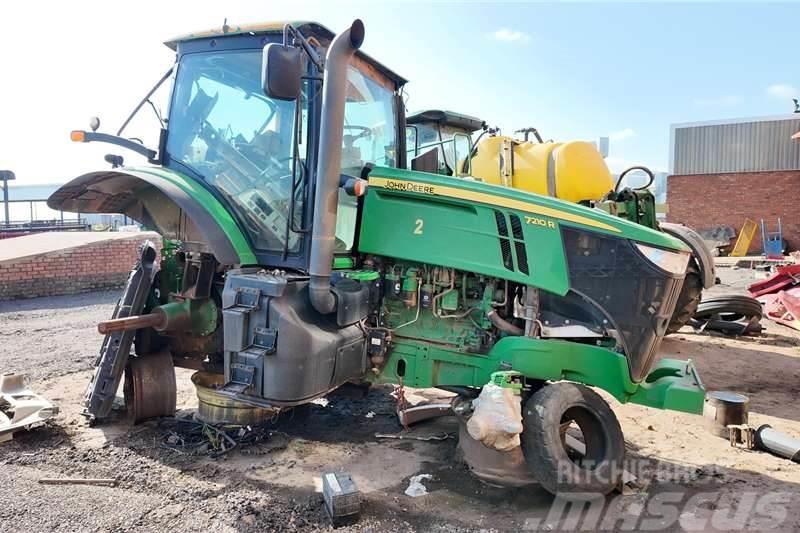 John Deere JD 7210R Tractor Now stripping for spares. Trattori