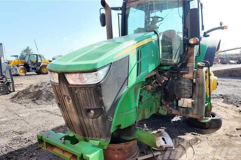 John Deere JD 7210R Tractor Now stripping for spares. Trattori
