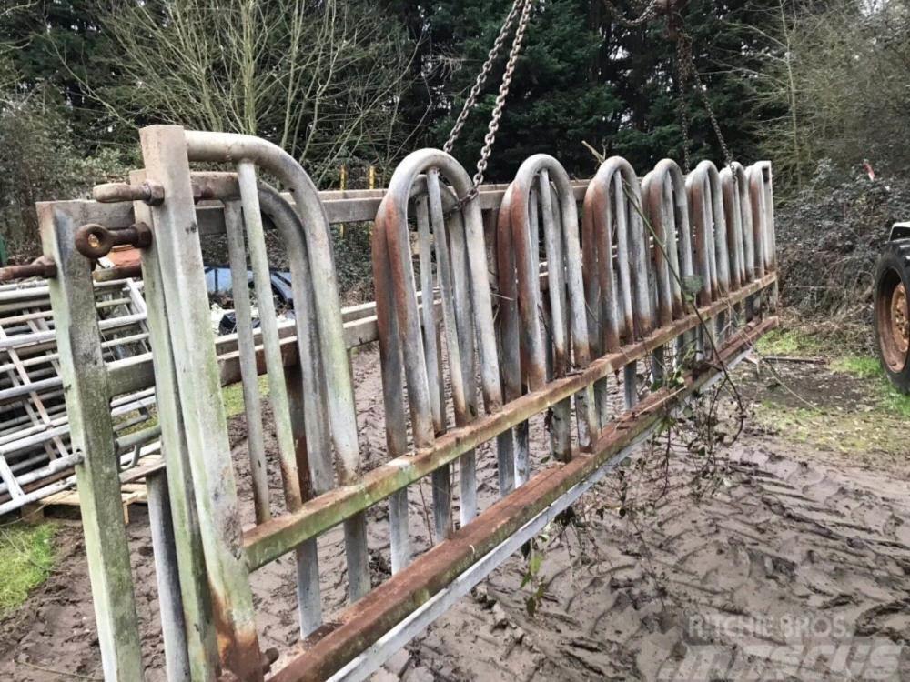  Cattle feed barriers 14 ft 6 Altri macchinari per bestiame