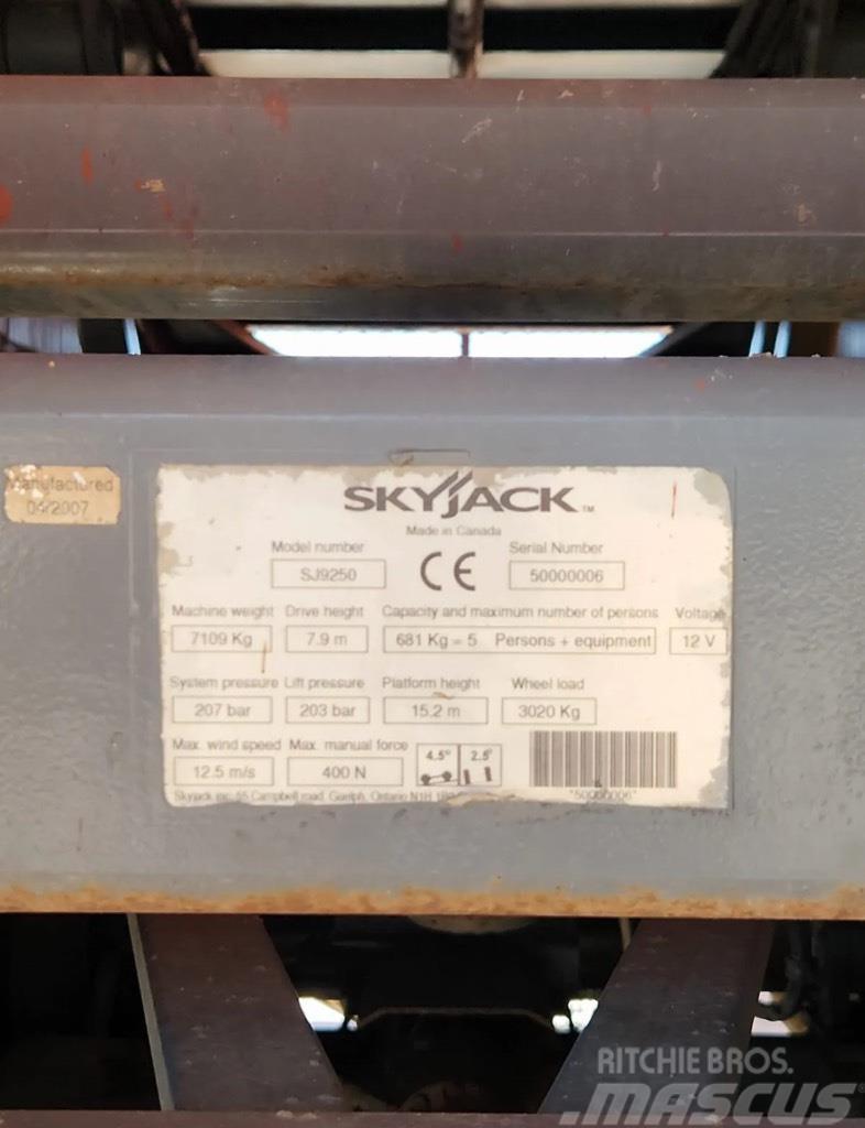 SkyJack SJ 9250 RT Piattaforme a pantografo