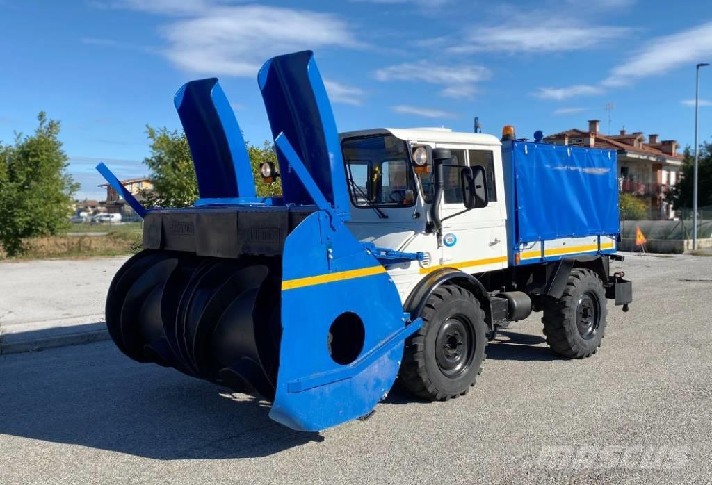 Mercedes-Benz Unimog Spazzaneve