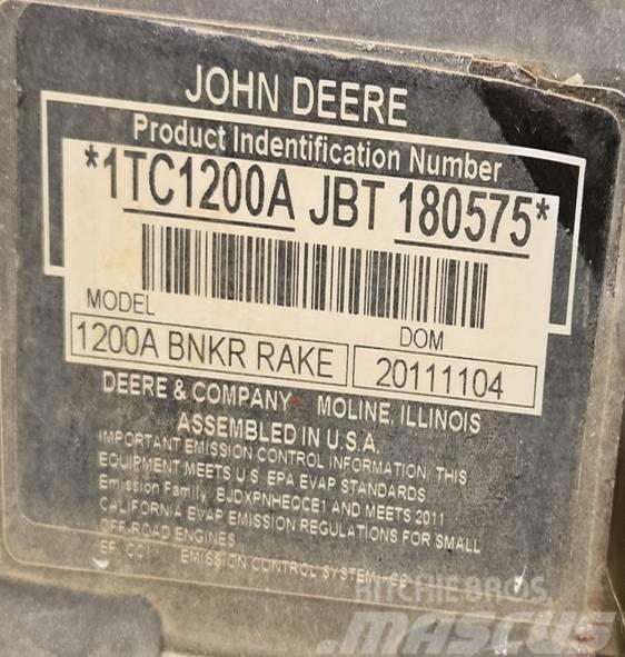 John Deere 1200 A Rastrelli per golf bunker