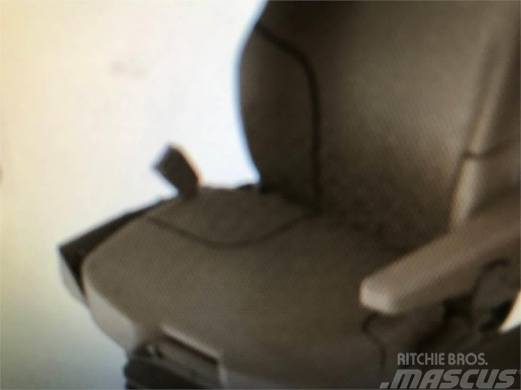 John Deere AXE63552 SEAT ASS'M CLOTH Accessori per mietitrebbiatrici