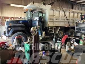 Mack RD688S Dump Truck Camion ribaltabili