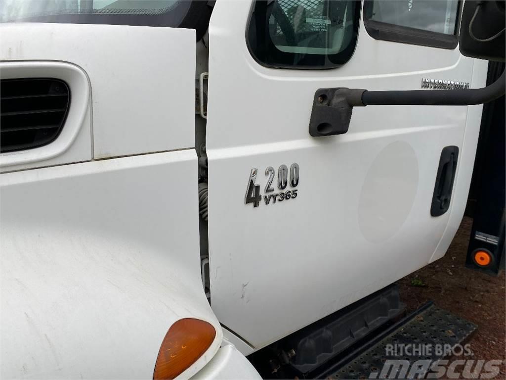 International Durastar 4200 Camion con sponde ribaltabili