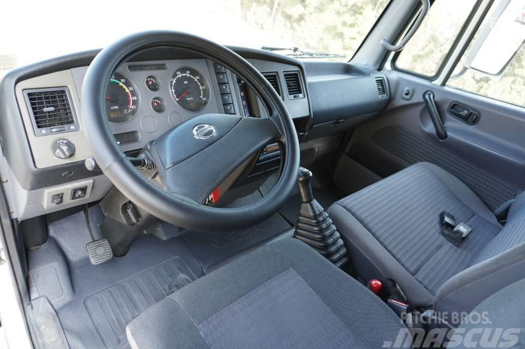 Nissan ATLEON 56.13 CERRADO Y TRAMPILLA Camion con sponde ribaltabili