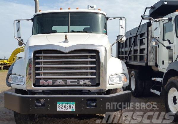 Mack water truck GU813E Cisterna