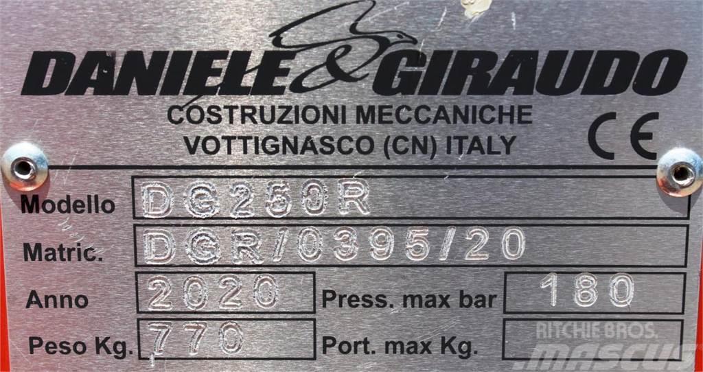  Heckbagger DG 250 R ( Daniele & Giraudo ) Accessori per pale frontali