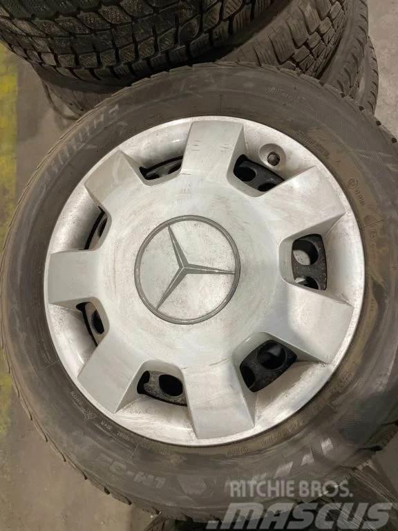 Bridgestone *Mercedes deksels met banden*205/55R16 Pneumatici, ruote e cerchioni
