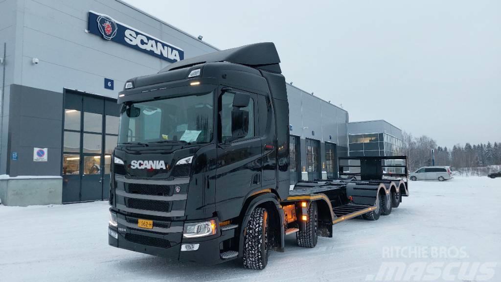 Scania R560 B10X4*6NB koneenkuljetusauto Camion per il trasporto di macchine forestali