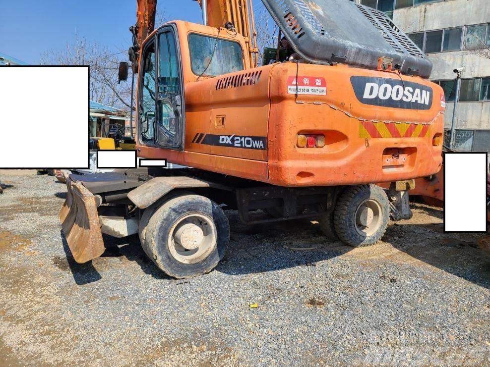 Doosan DX 210 W Escavatori gommati