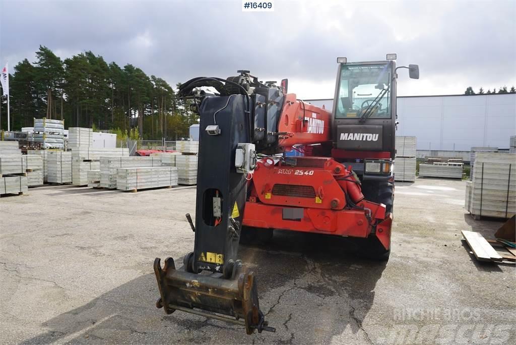 Manitou MRT 2540M with bucket and fork Sollevatori telescopici