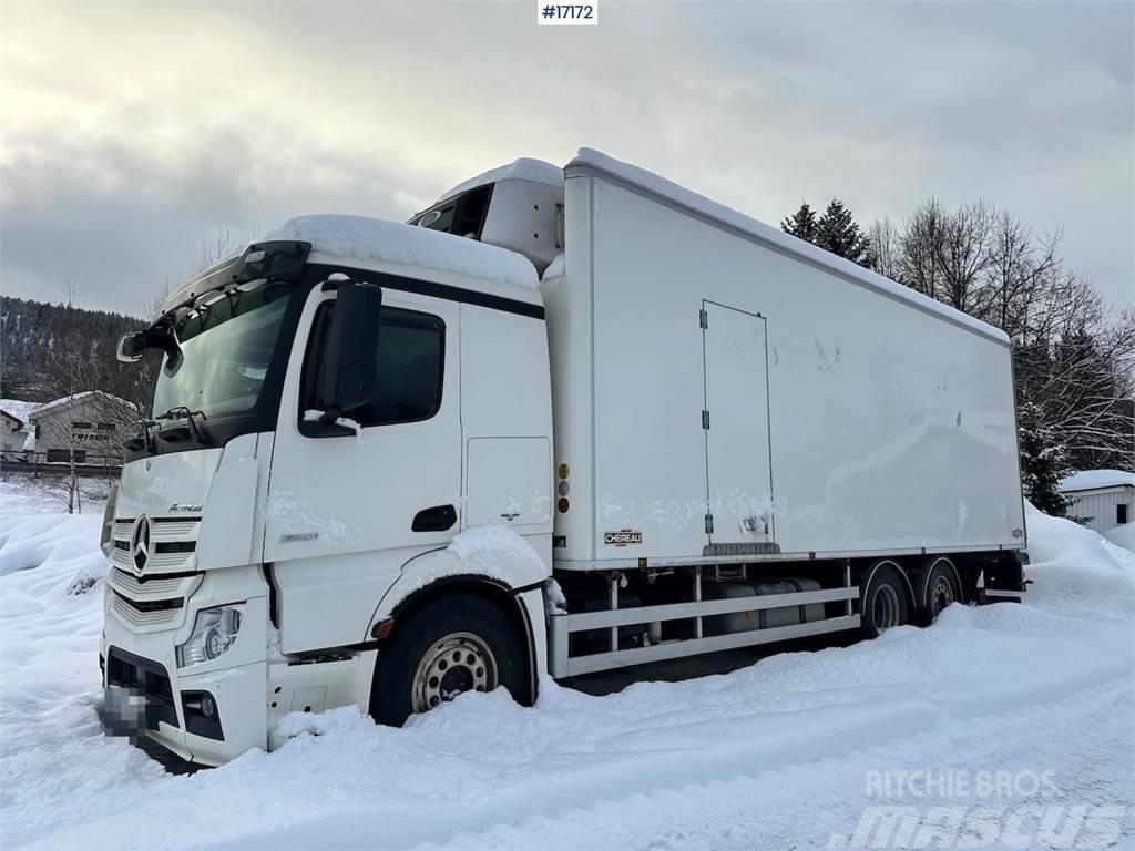 Mercedes-Benz Actros 2551 6x2 Box Truck w/ fridge/freezer unit. Camion cassonati