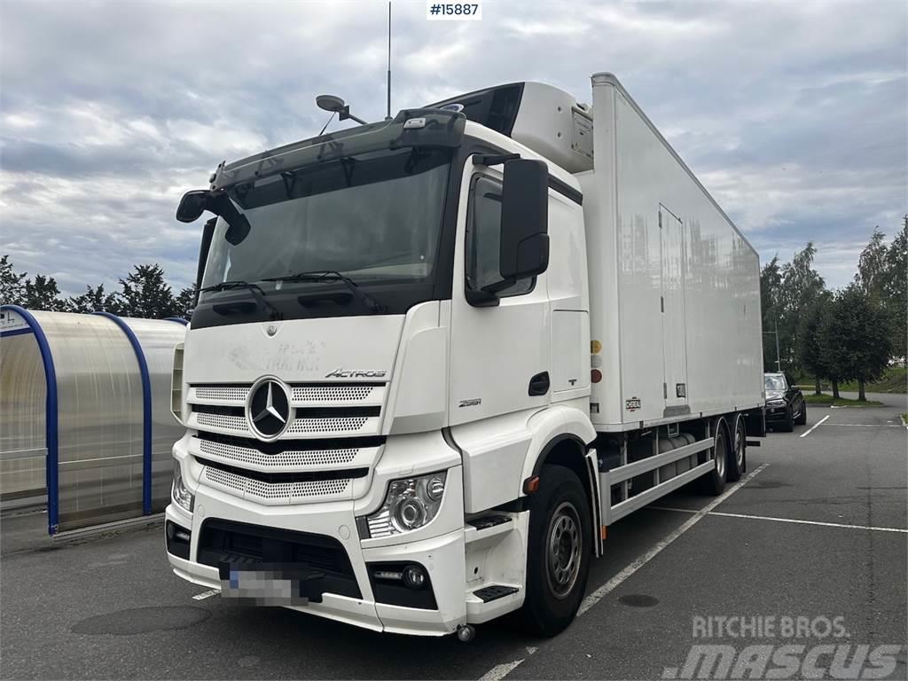 Mercedes-Benz Actros 6x2 Box Truck w/ fridge/freezer unit. Camion cassonati