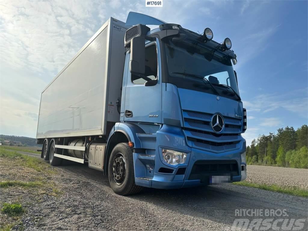 Mercedes-Benz Antons 6x2 Box truck w/ fridge/freezer unit. Camion cassonati