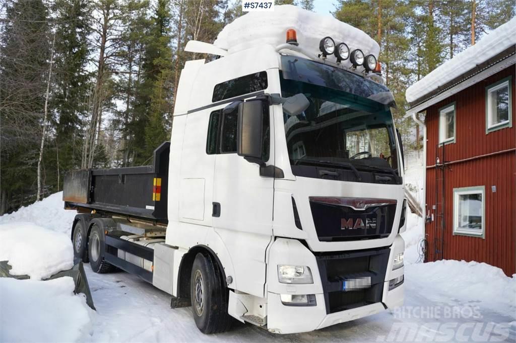 MAN TGX26.480 6x2 Hook truck with flat bed Camion con gancio di sollevamento