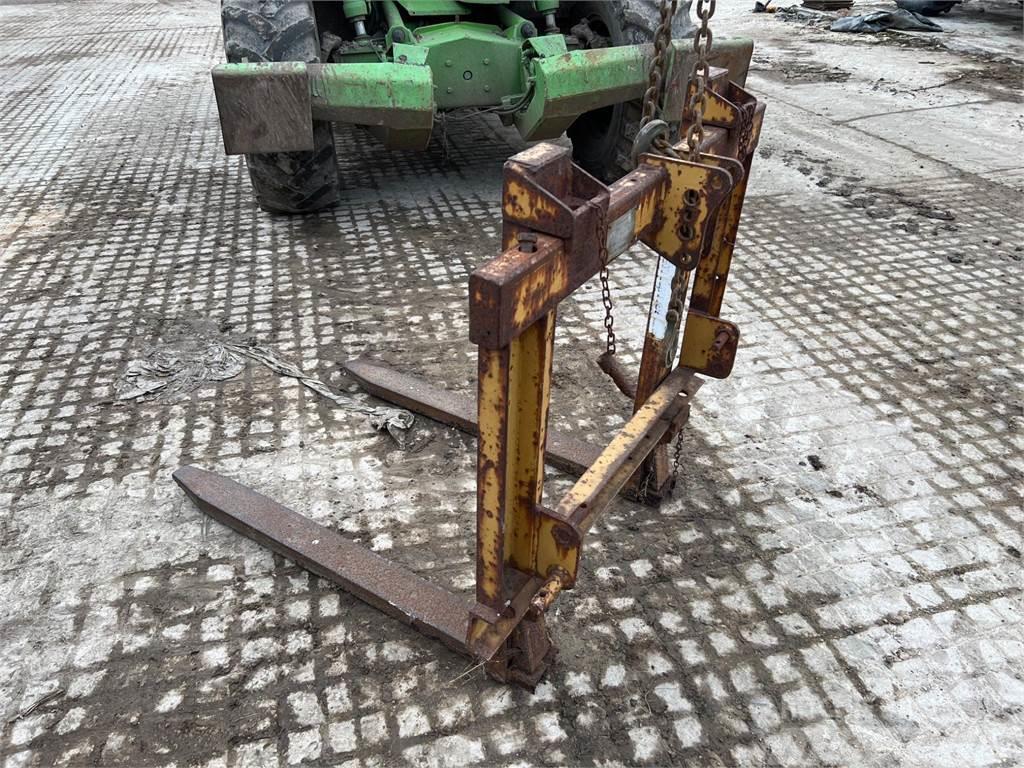 McConnel Linkage mounted pallet forks Altro