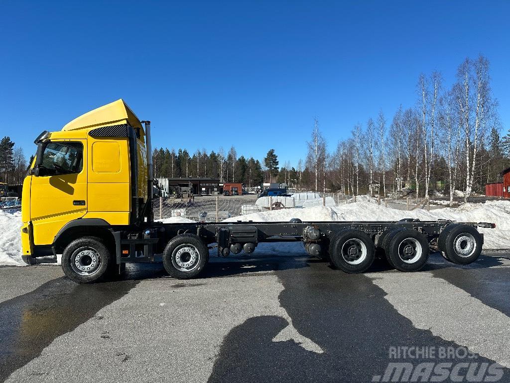 Volvo FH500 10x4 283tkm valmistuu ritilä-autoksi Camion per il trasporto di macchine forestali