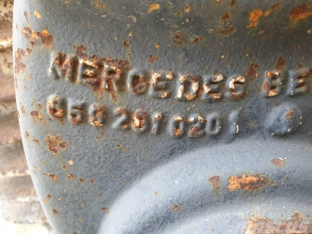 Mercedes-Benz VG 2400-3W/1 448 Componenti idrauliche