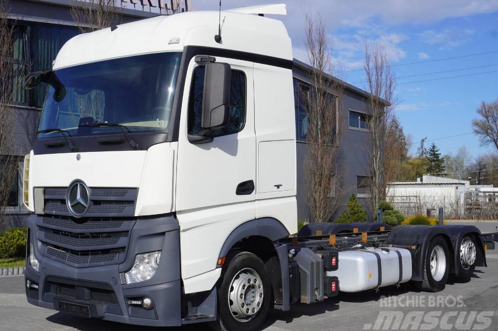 Mercedes-Benz Actros 2542 Low Deck 6×2 E6 / Chassis / third stee Autocabinati