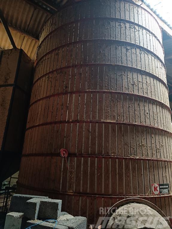 Kongskilde 2 stk. Mål ca. 2,7 m i diameter og 5,4 m høj. Macchinari per scaricamento di silo