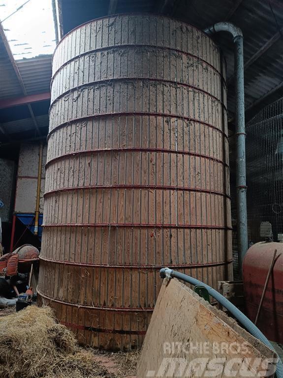 Kongskilde 2 stk. Mål ca. 2,7 m i diameter og 5,4 m høj. Macchinari per scaricamento di silo