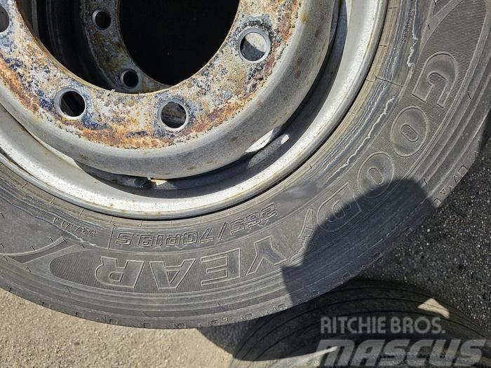  BRIDGETONE AND OTHERS 8 USED TRAILER TIRES  SIZE 2 Altri componenti