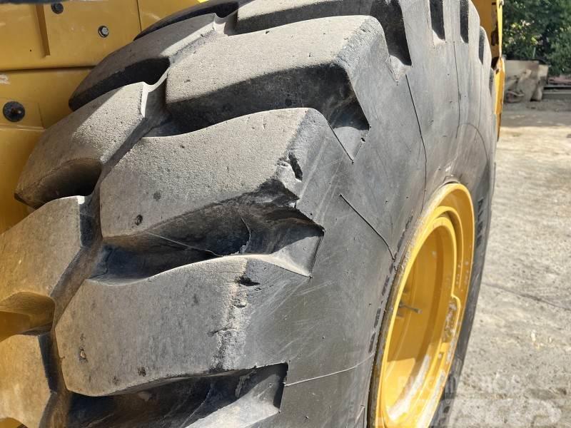 CAT 966 M-XE Pale gommate