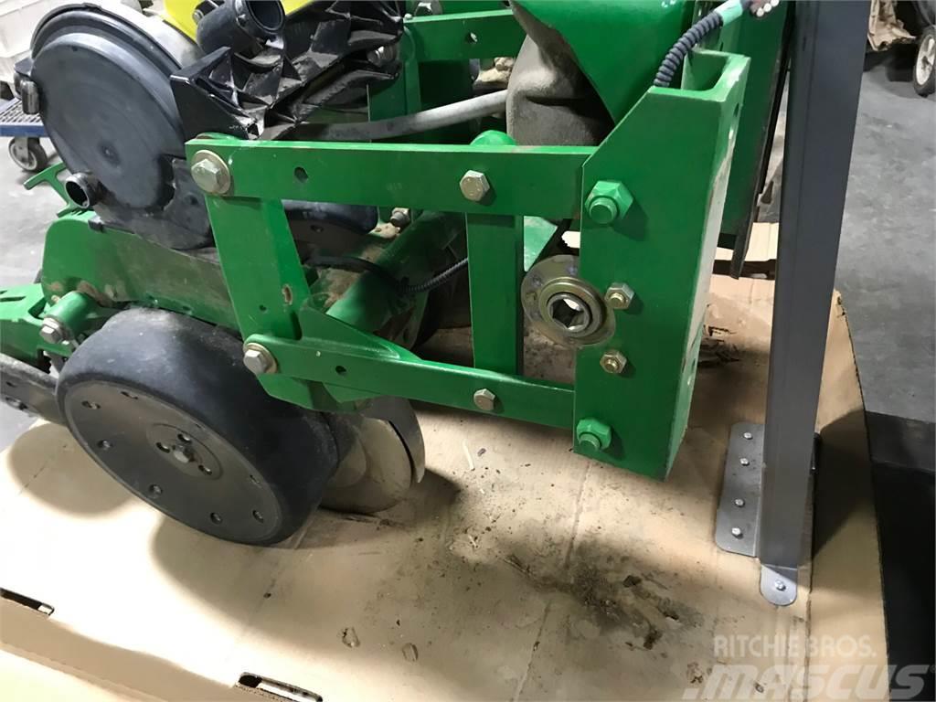 John Deere XP row unit w/ closing wheels & meters Altre macchine e accessori per la semina