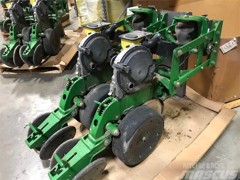 John Deere XP row unit w/ closing wheels & meters Altre macchine e accessori per la semina