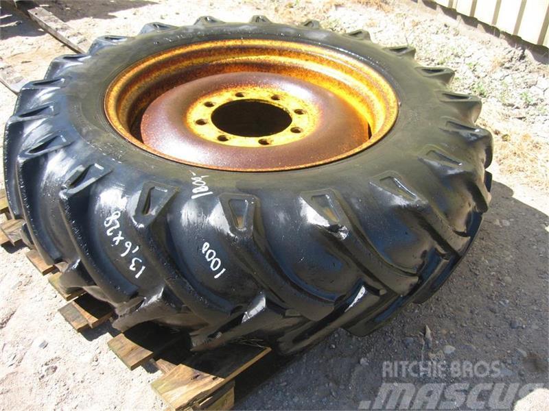 Bridgestone 13.6x28 dæk på 8 huls fælg Pneumatici, ruote e cerchioni
