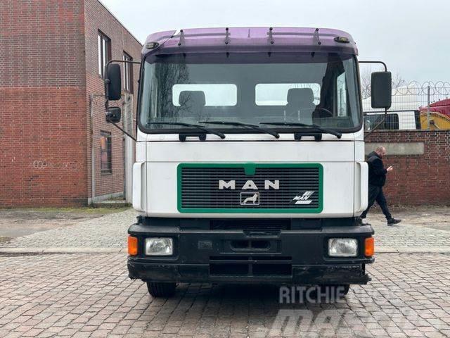 MAN 19.322 F / 4x2 / Blatt / ZF Camion con gancio di sollevamento