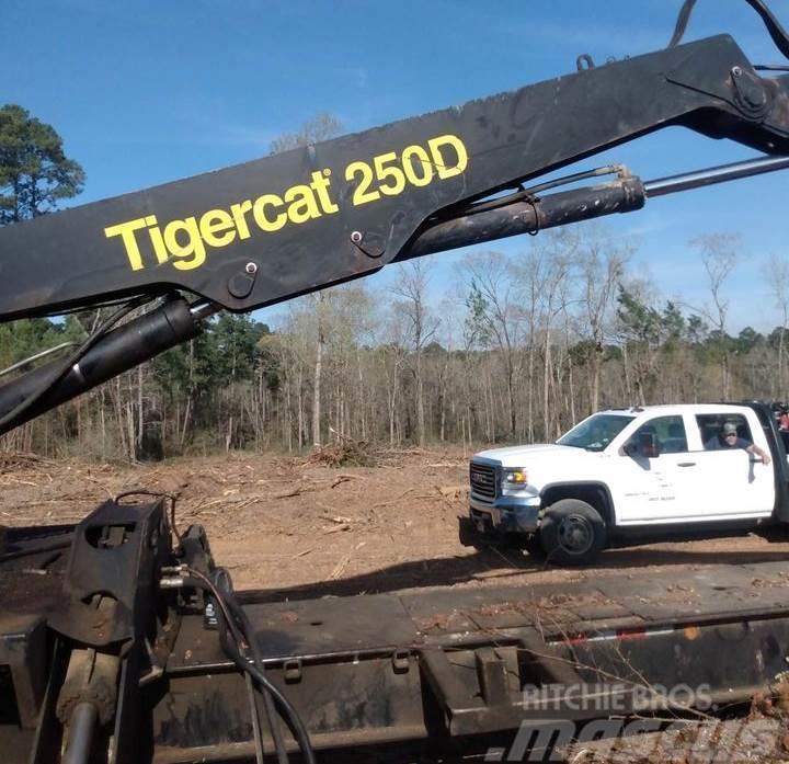 Tigercat 250D Caricatronchi con base su rimorchio