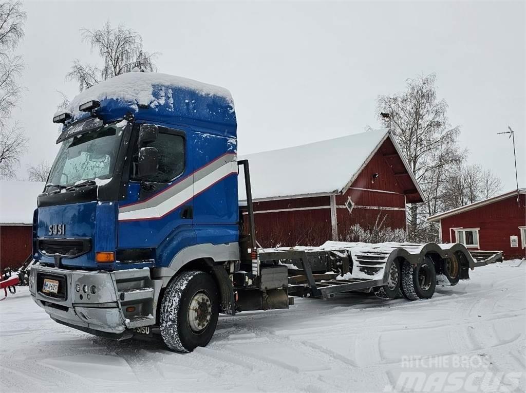 Sisu E11M 8x2 metsäkoneritilä Camion per il trasporto di macchine forestali