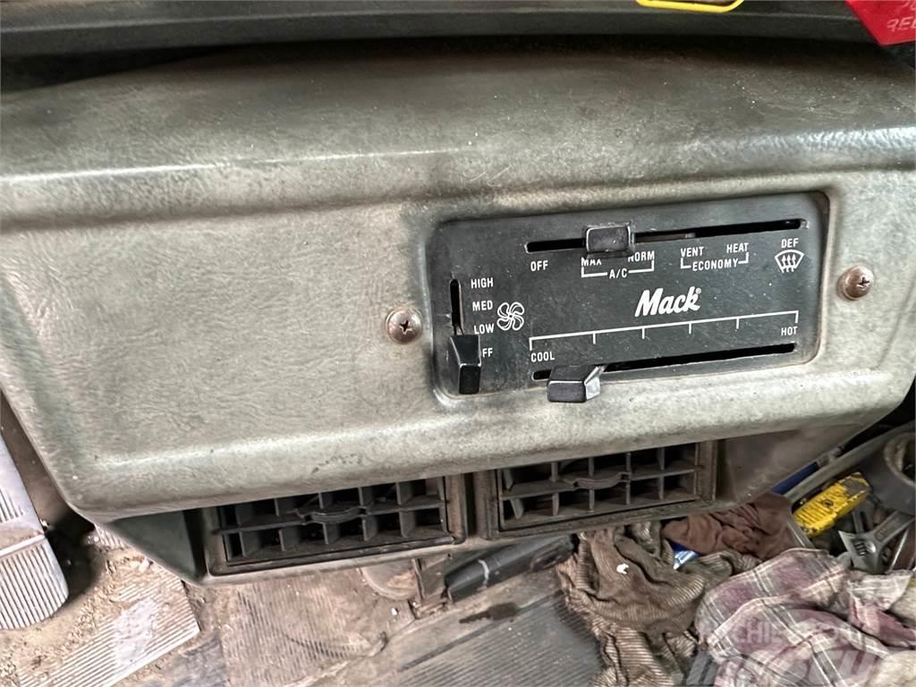 Mack DM690S Camion ribaltabili